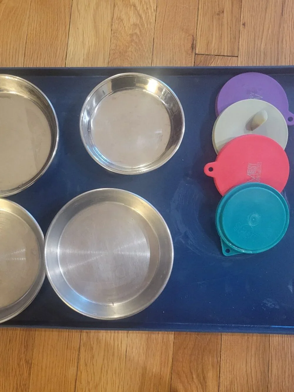 Feeding station for cat. Plastic mat with 4 small bowls and cat food covers